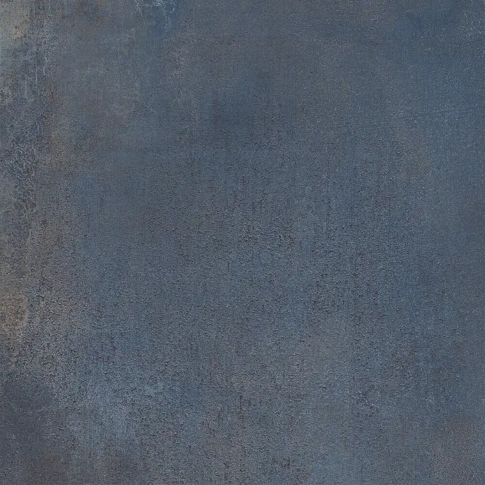 Feinsteinzeug in metallischer blauer Betonoptik 60x120 - Ital. Fliesen -  - Dunkelblaue, industriell anmutende, strukturierte Oberfläche mit rostähnlichen Akzenten.