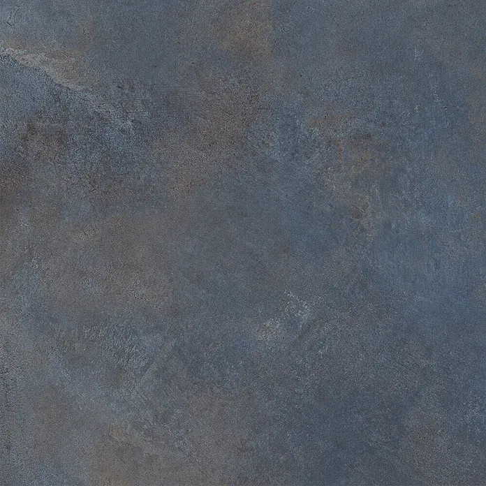 Feinsteinzeug in metallischer blauer Betonoptik 60x120 - Ital. Fliesen -  - Dunkelblaue, texturierte Fliese mit rustikaler Steinoberfläche und subtilen Braun- und Grauvariationen.