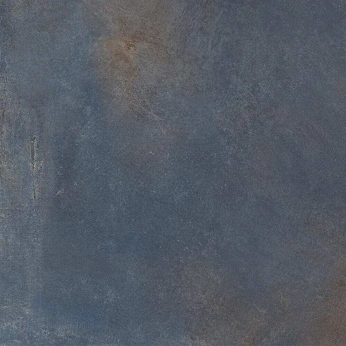 Feinsteinzeug in metallischer blauer Betonoptik 60x120 - Ital. Fliesen -  - Dunkelblaue-graue, strukturierte Fliese mit rotbraunen Used-Look-Bereichen.