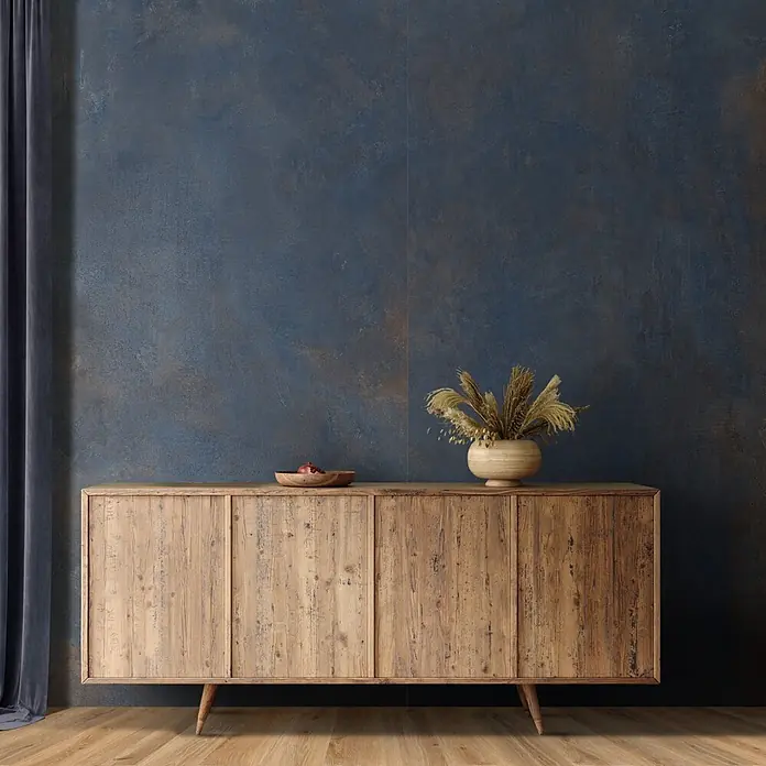 Feinsteinzeug in metallischer blauer Betonoptik 60x60 - Ital. Fliesen -  - Rustikales Holz-Sideboard mit Used-Look, vier Türen und konischen Beinen, dekoriert in einem modernen Raum.
