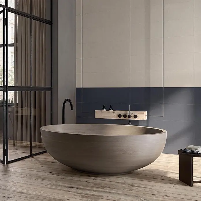 Feinsteinzeug in beiger Invecchiato Dielenoptik Holzoptik 20x120 -  - Große, schalenförmige Badewanne aus hellem Holz in einem modernen Badezimmer.