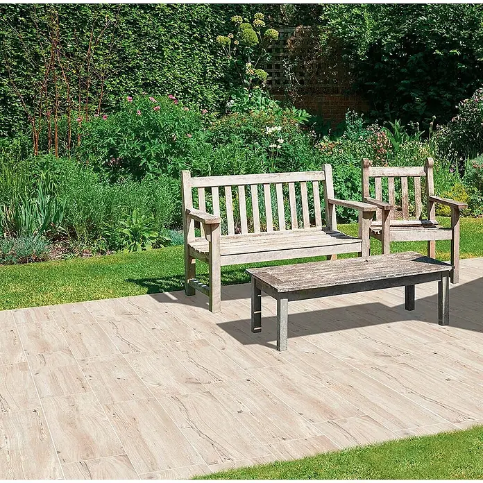 Feinsteinzeug in weißer Holzoptik 60x120, 20 mm, rutschhemmend -  - Helle Holzoptik-Terrassenfliesen gestalten einen einladenden Gartenbereich mit Möbeln.