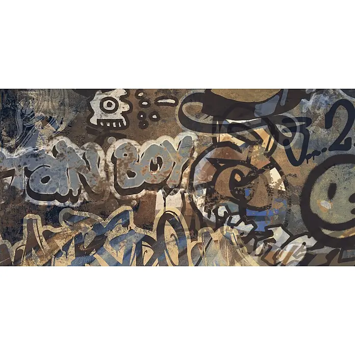 Dekorierte Graffiti-Feinsteinzeug Wandfliese in Mehrfarbig - Ital. Fliesen -  - Urbanes Graffiti auf rostiger, texturierter Wand mit Tags, abstrakten Formen und Wortteilen in Erd-, Blau- und Weißtönen.