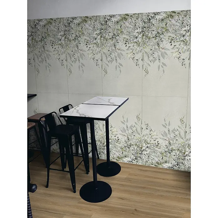Dekorierte Wandfliese aus Feinsteinzeug 02 60x120 - Italienische Fliesen -  - Dekorative Wandfliesen mit botanischem Blättermuster in einem Café mit Bartischen und Hockern.