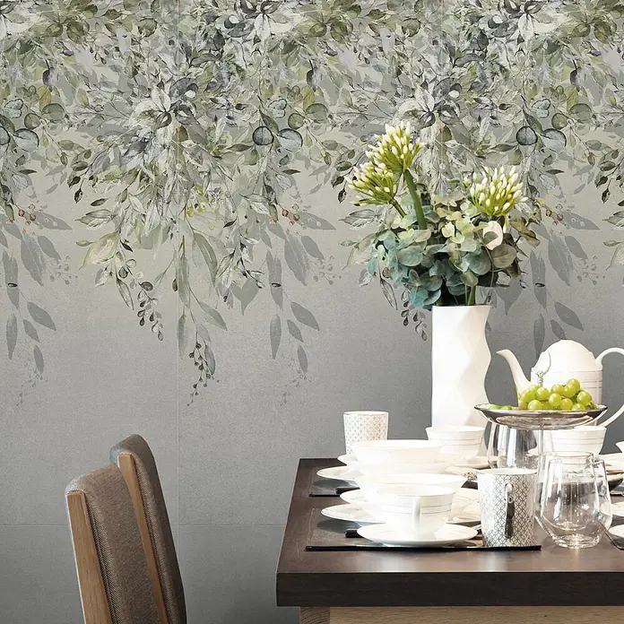 Dekorierte Wandfliese aus Feinsteinzeug 02 60x120 - Italienische Fliesen -  - Botanische Tapete mit kaskadierendem Muster aus grünen und grauen Blättern, ergänzt ein Esszimmer.