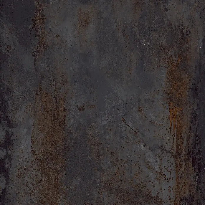 Feinsteinzeug in oxidierter schwarzer Metalloptik 80x80 - Ital. Fliesen -  - Dunkle, verwitterte Metalltextur mit rotbraunen Rostspuren und Flecken.