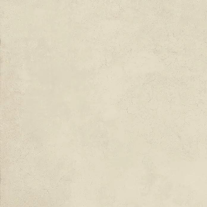 Feinsteinzeug in gewachster elfenbeinfarbener Betonoptik 80x80 -  - Strukturierte hellbeige Wand mit feinen Rissen und subtilen Flecken.
