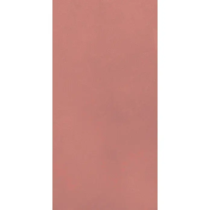 Feinsteinzeug in farbiger rosafarbener Betonoptik 60x120 - Ital. Fliesen -  - Gedämpfter rotbrauner Hintergrund mit einer subtilen matten Textur.