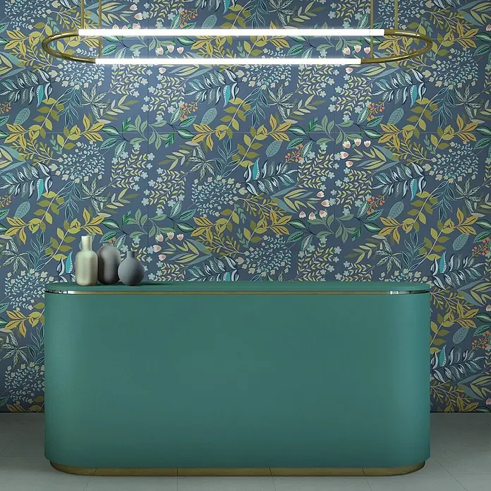 Dekorierte Wandfliese aus Feinsteinzeug 07 60x120 - Italienische Fliesen -  - Geschwungener Rezeptionstresen in Petrol mit Messingakzenten, in modernem Interieur mit floraler Tapete und Linearbeleuchtung.