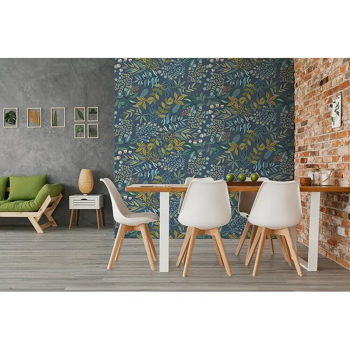 Dekorierte Wandfliese aus Feinsteinzeug 07 60x120 - Italienische Fliesen -  - Botanische Tapete mit Blattmuster in Grün, Blau, Gelb auf dunkelblauem Grund, an einer Esszimmerwand.