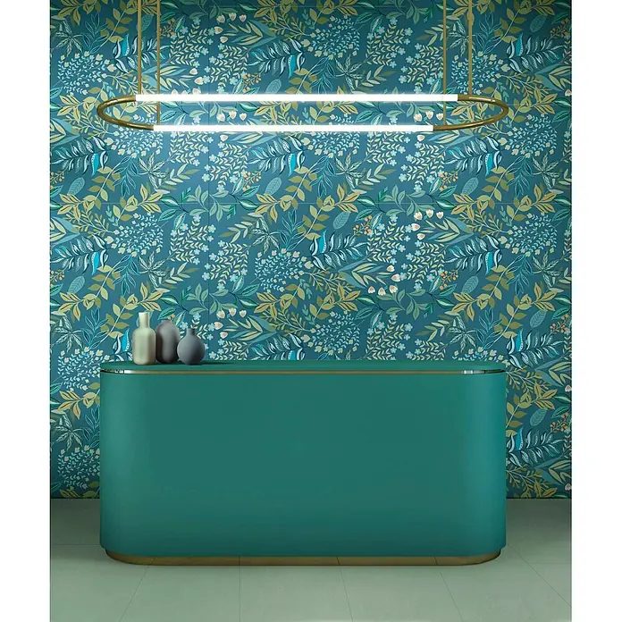 Dekorierte Wandfliese aus Feinsteinzeug 07 60x120 - Italienische Fliesen -  - Ein teal-farbener Empfangstresen mit goldenem Rand und Vasen steht in einem Raum mit blauer Blumen-Tapete.