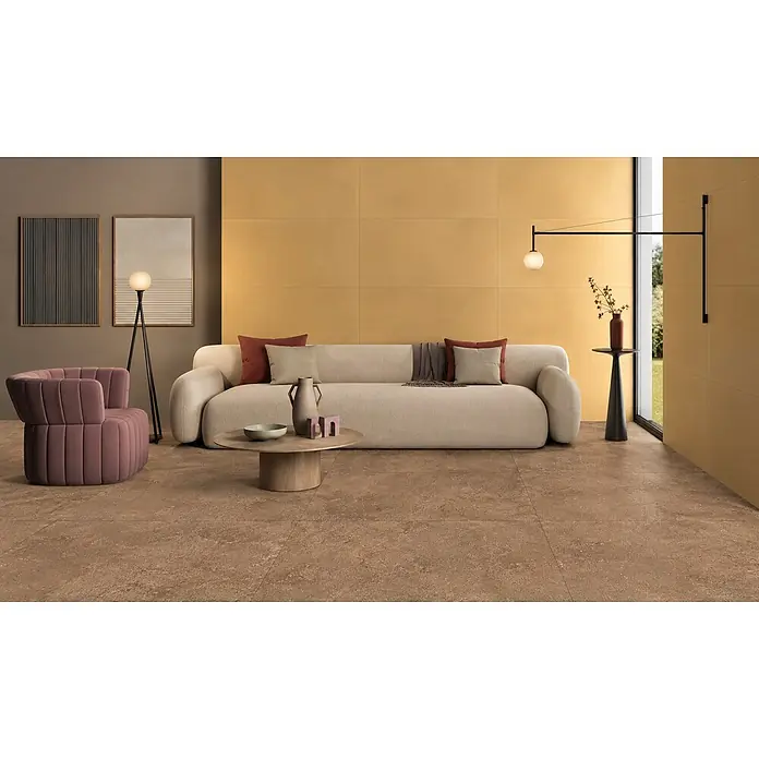 Feinsteinzeug in strukturierter brauner Betonoptik 60x120 - Ital. Fliesen -  - Wohnzimmer mit rotbraunen Bodenfliesen und warmgelben Wandfliesen.