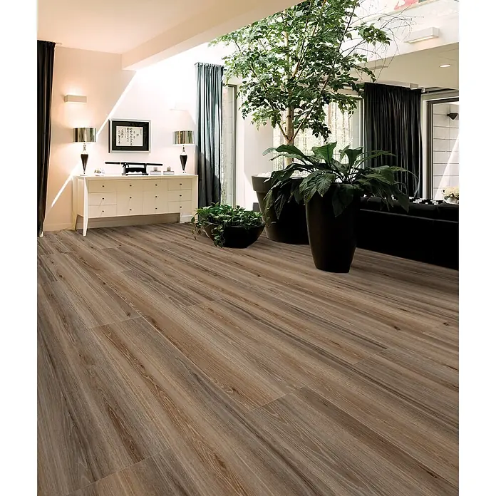 Feinsteinzeug in taupefarbener Holzoptik 20x120 - Italienische Fliesen -  - Natürlicher Holzdielenboden in verschiedenen Braun- und Grautönen, verlegt in einem modernen, geräumigen Wohnzimmer.