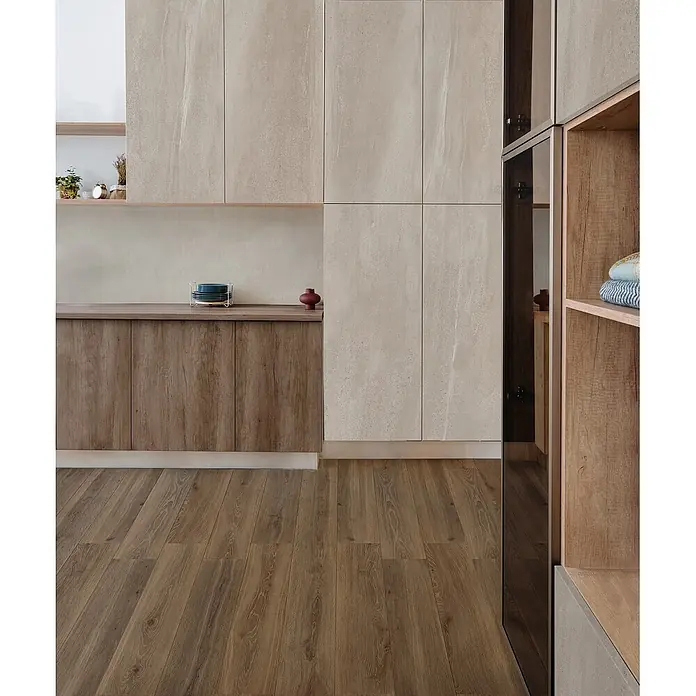 Feinsteinzeug in taupefarbener Holzoptik 20x120 - Italienische Fliesen -  - Moderner Küchenraum mit hellbeigen Schrankpaneelen und dunklem Holzdielenboden.