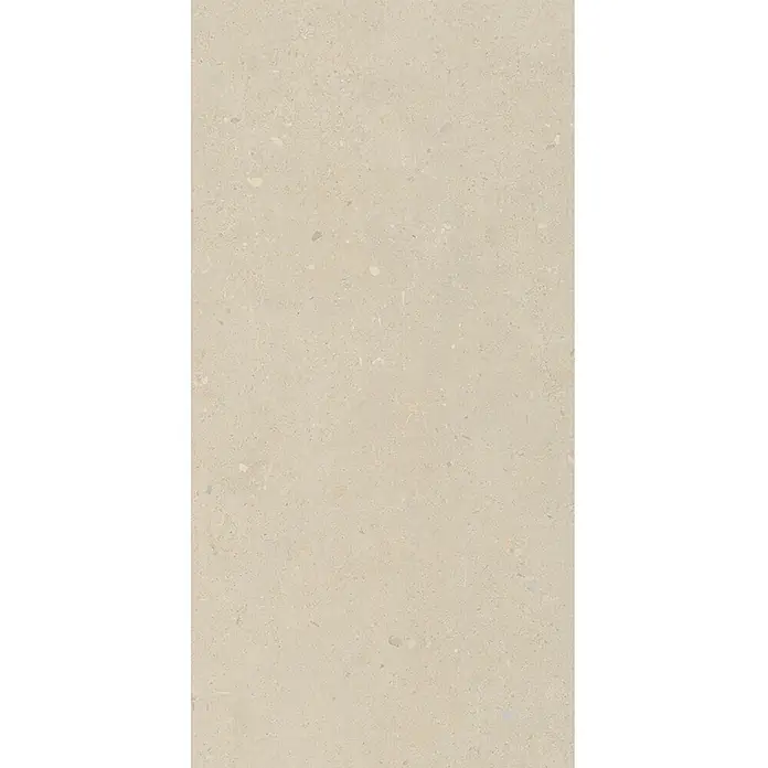 Feinsteinzeug in matter beiger Betonoptik 30x60 - Italienische Fliesen -  - Helle beigefarbene Terrazzo-Textur mit kleinen, mehrfarbigen Aggregatflecken.