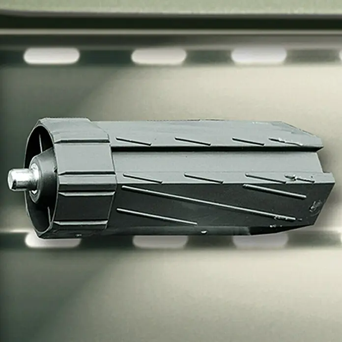 Schellenberg Bobina Maxi - Diámetro eje octogonal: 60 mm, Largo: 150 mm, Apto para: Maxi sistemas de persianas enrollables - Primer plano de un rodillo de láminas gris para persianas enrollables con ranuras.