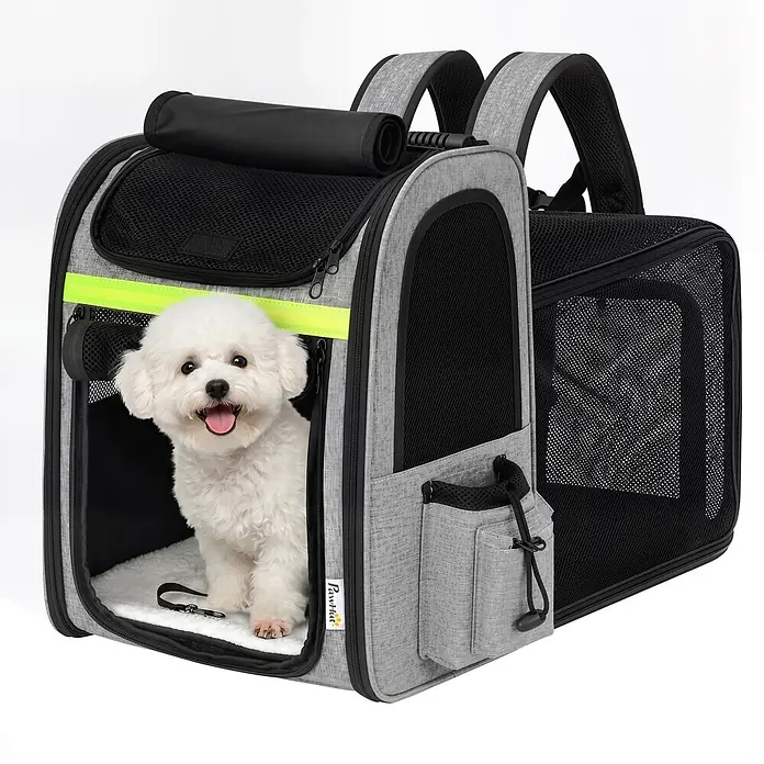 PawHut Katzentransporttasche Hellgrau 33,5L x 28B x 42H cm -  - Grauer Haustier-Transportrucksack mit schwarzem Netz und neongelbem Streifen, ein fröhlicher weißer Hund darin.