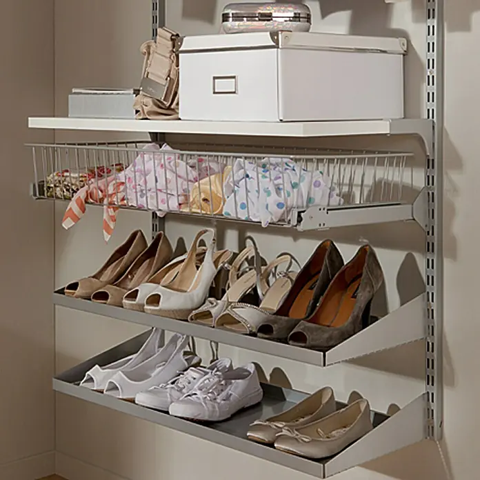 Dolle Balda de acero - L x An: 80 x 30 cm, Carga límite balda: 30 kg, Blanco, 2 ud. - Un sistema de organización de clóset con estantes y una cesta de alambre, que muestra zapatos y accesorios.
