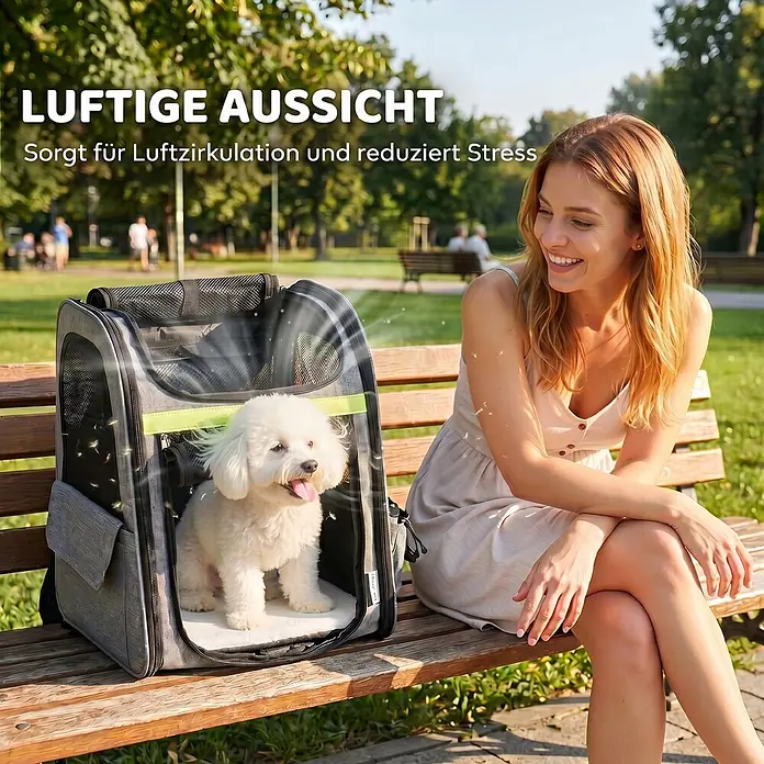 PawHut Katzentransporttasche Hellgrau 33,5L x 28B x 42H cm -  - Grauer Haustier-Rucksackträger mit Netzbelüftung, einem weißen Hund darin, auf einer Parkbank neben einer lächelnden Frau.