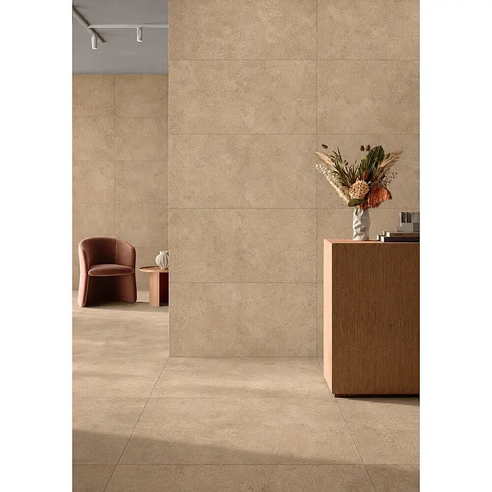 Feinsteinzeug-Fliese in strukturierter beiger Betonoptik 60x120 -  - Große rechteckige beigefarbene Fliesen an Wänden und Böden in einem modernen Interieur.