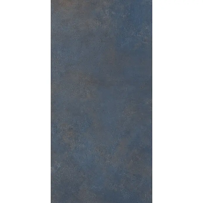 Feinsteinzeug in metallischer blauer Betonoptik 60x60 - Ital. Fliesen -  - Dunkelblaue strukturierte Oberfläche mit Metallic-Effekt und dezenten Rostakzenten, ideal für Industriedesign.