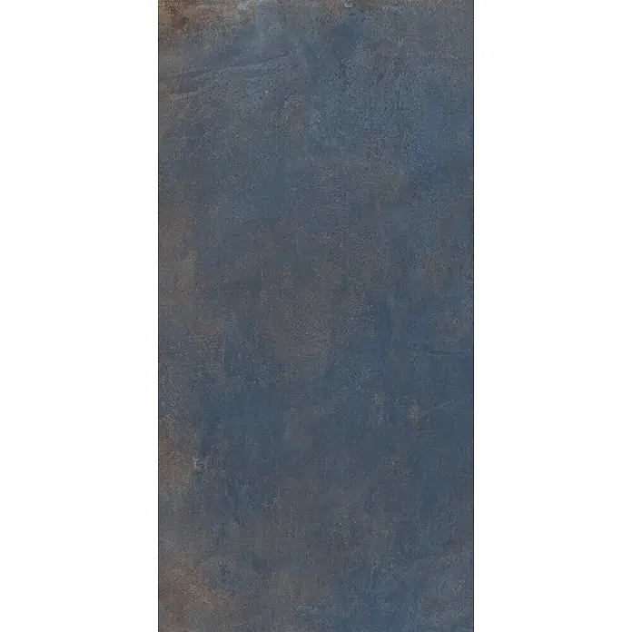 Feinsteinzeug in metallischer blauer Betonoptik 60x60 - Ital. Fliesen -  - Industrielle dunkelblau-graue strukturierte Oberfläche mit dezenten braunen Rosteffekten.