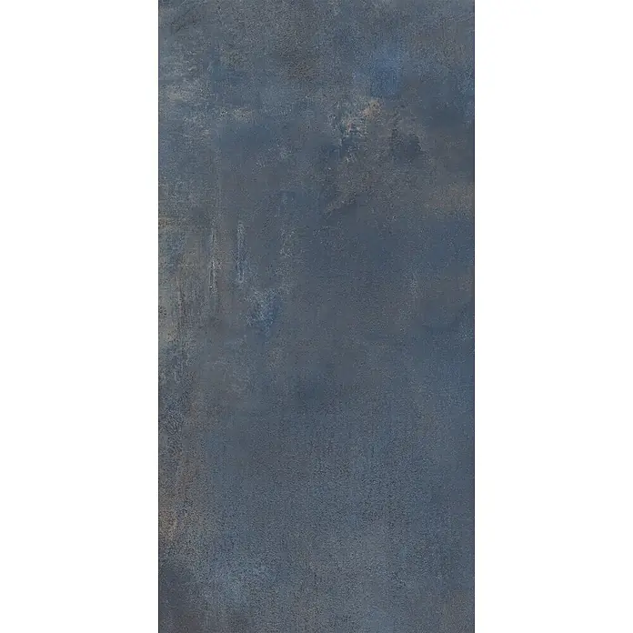 Feinsteinzeug in metallischer blauer Betonoptik 60x60 - Ital. Fliesen -  - Dunkelblaugraue strukturierte Oberfläche mit subtilen Rostakzenten, die an gealtertes Metall oder Beton erinnert.