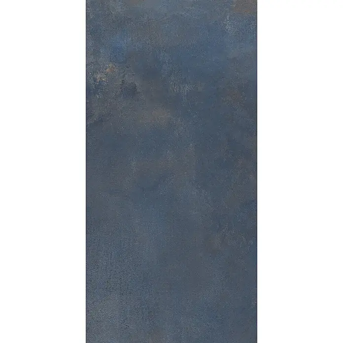 Feinsteinzeug in metallischer blauer Betonoptik 60x60 - Ital. Fliesen -  - Dunkelblaue, texturierte Oberfläche mit einem Used-Look, oxidiertem Metall- oder Beton-Eindruck, mit Rost- und hellblauen Akzenten.