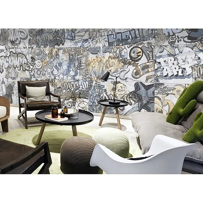 Dekorierte Graffiti-Feinsteinzeug Wandfliese in Weiß 60x120, Ret -  - Wandfliesen im Graffiti-Stil zieren einen modernen Wohnraum mit zeitgenössischen Möbeln und dynamischen Street-Art-Designs.