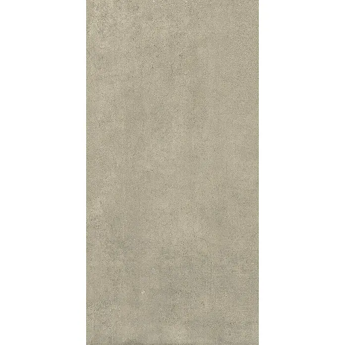 Feinsteinzeug in grauer taupefarbener Betonoptik 30x60 - Ital. Fliesen -  - Helle beige-graue Betonoberfläche mit feiner Textur und leichten Rissen.