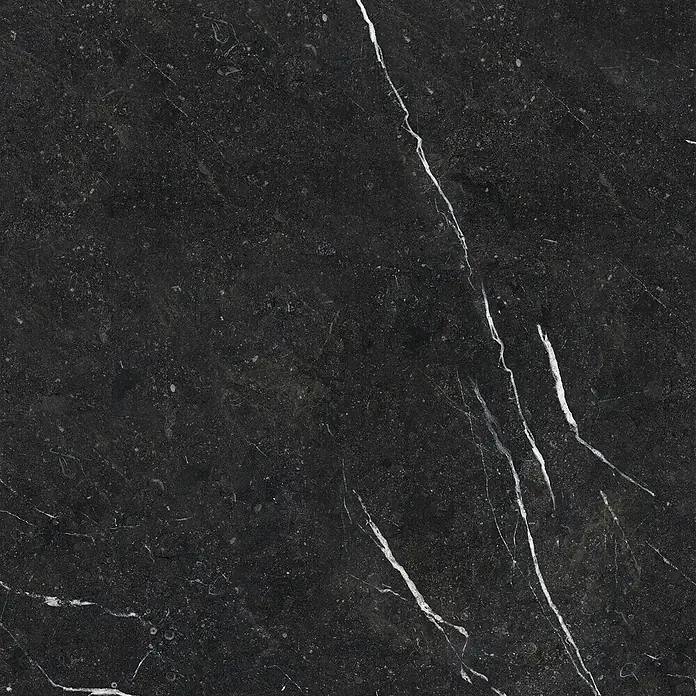Feinsteinzeug in glänzender schwarzer Marmoroptik 120x120 - Ital. Fliesen -  - Dunkle schwarze Marmoroberfläche mit markanten weißen Adern, ideal für elegante Böden oder Arbeitsplatten.