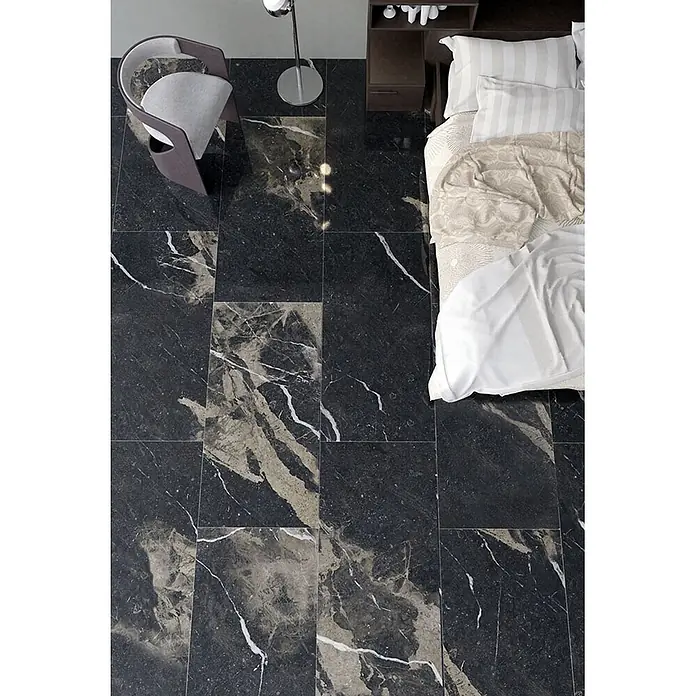Feinsteinzeug in glänzend beiger Marmoroptik mit schwarzer - Ital. Fliesen -  - Dunkle Marmorbodenfliesen mit auffälliger heller und beiger Maserung, als Bodenbelag im Schlafzimmer.