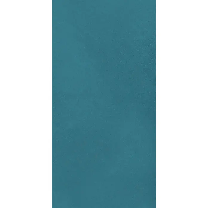 Feinsteinzeug in farbiger blauer Betonoptik 60x120 - Italienische Fliesen -  - Texturierte petrolblaue Oberfläche mit subtilen Farbvariationen.