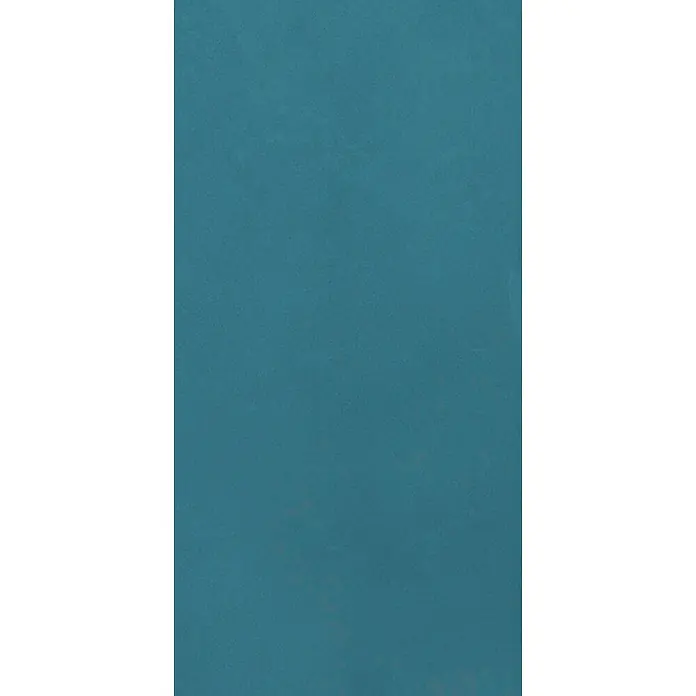 Feinsteinzeug in farbiger blauer Betonoptik 60x120 - Italienische Fliesen -  - Petrolblaue Oberfläche mit einer subtilen, matten Textur.