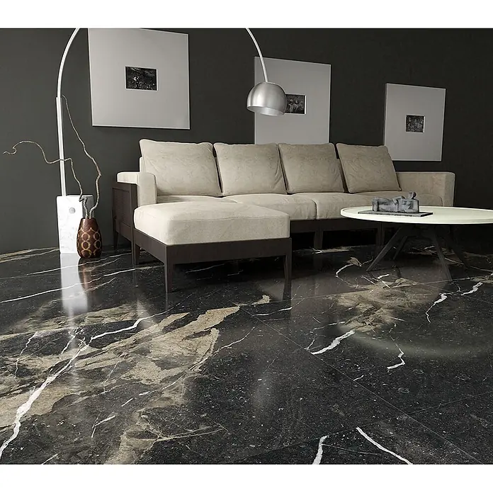 Feinsteinzeug in glänzend beiger Marmoroptik mit schwarzer - Ital. Fliesen -  - Polierter schwarzer Marmorboden mit weißen und goldenen Adern in einem modernen Wohnzimmer.
