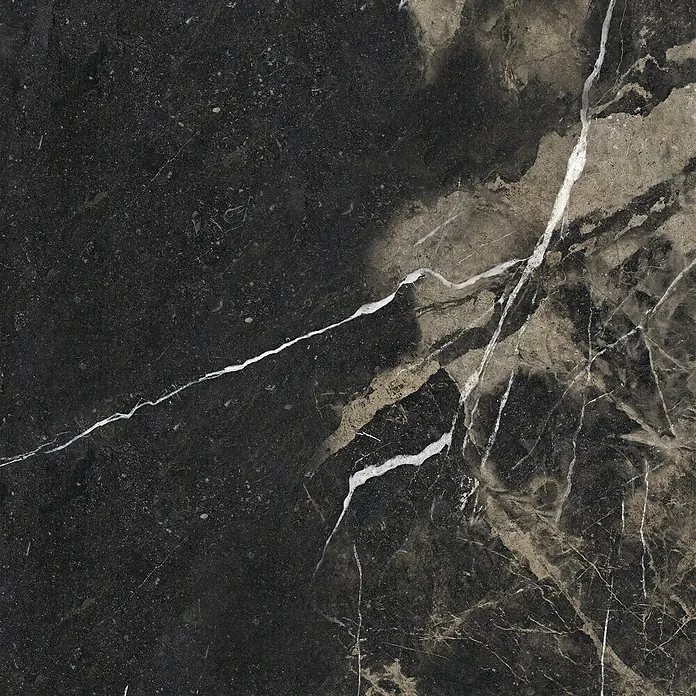 Feinsteinzeug in glänzender schwarzer Marmoroptik 120x120 - Ital. Fliesen -  - Dunkler Marmor mit ausgeprägten weißen und beigen Adern.