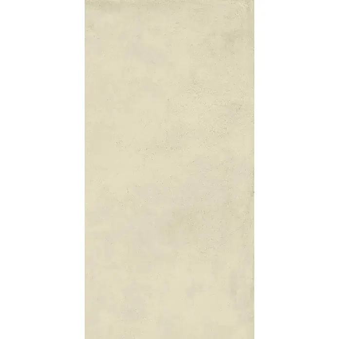 Feinsteinzeug in gewachster elfenbein Betonoptik 60x120 - Ital. Fliesen -  - Hellbeigefarbene Fliese in Betonoptik mit matter, leicht strukturierter Oberfläche und feinen Rissen.