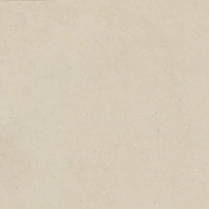 Feinsteinzeug in matter beiger Betonoptik 80x80 - Italienische Fliesen -  - Hellbeige Oberfläche mit Terrazzo-Textur und feinen, mehrfarbigen Sprenkeln.