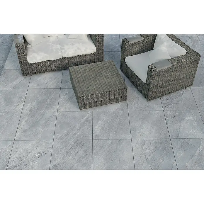 Feinsteinzeug in grauer Steinoptik 60x120, 20 mm, rutschhemmend -  - Graue Terrassenfliesen in Steinoptik mit dezenter Maserung, bilden einen robusten Außenboden unter Rattanmöbeln.