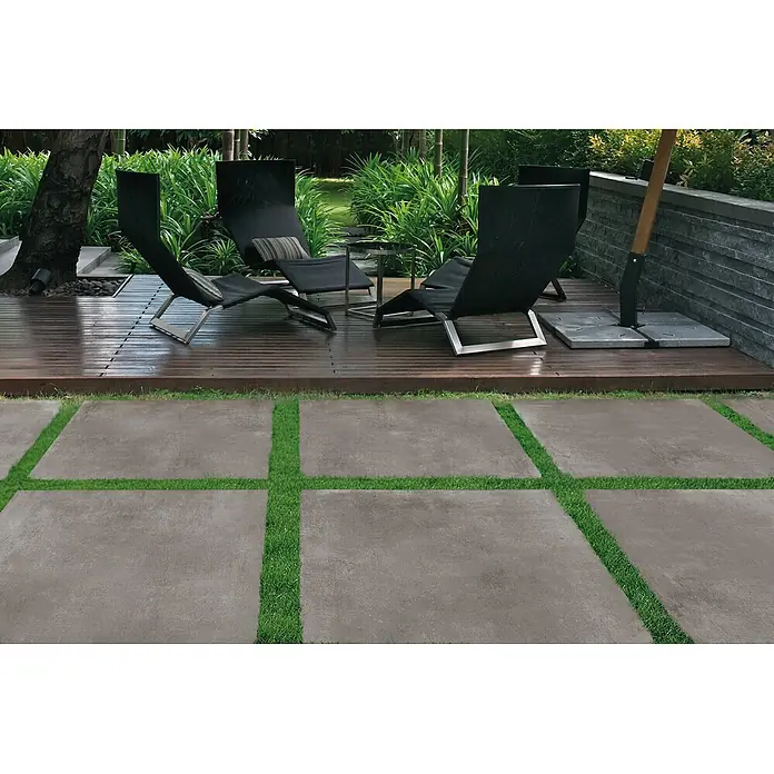 Feinsteinzeug in dunkelgrauer Harzoptik 60x120, rutschhemmend -  - Dunkelgraue Betonplatten als Weg durch grünes Gras zu einer Holzterrasse.