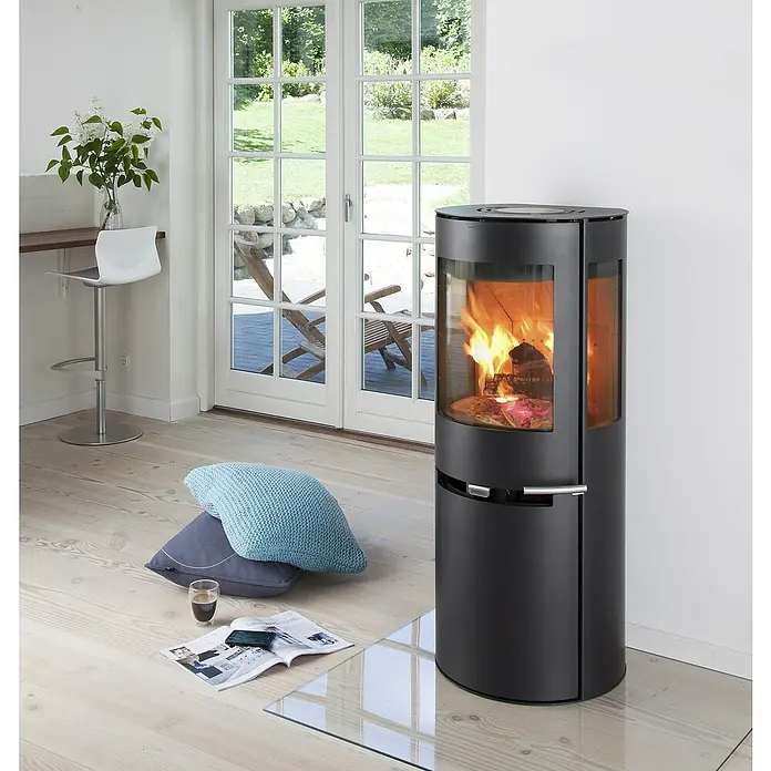 Aduro Kaminofen 9-5 - 8 kW, Raumheizvermögen: 334 m³, Material Verkleidung: Stahl, Schwarz - Gemütliches Interieur mit einem eleganten schwarzen Kaminofen, der Wärme und Stil in den Raum bringt.