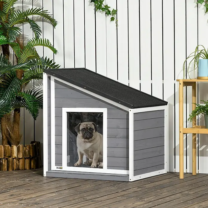 PawHut Hundehütte Schwarz+Grau+Weiß 71L x 58B x 53-77H cm -  - Grau-weißes Holzhundehäuschen mit schwarzem Dach, für den Außenbereich, mit Mops darin auf einer Holzterrasse.