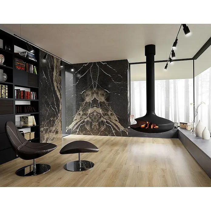 Feinsteinzeug in glänzend beiger Marmoroptik mit schwarzer - Ital. Fliesen -  - Moderner schwarzer Hängekamin mit sichtbaren Flammen in einem eleganten, minimalistischen Wohnraum.