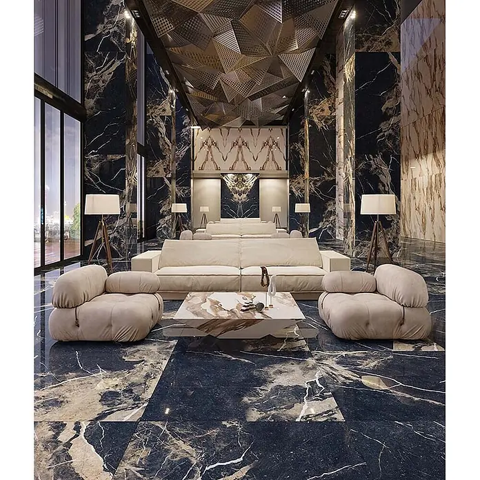 Feinsteinzeug in glänzend beiger Marmoroptik mit schwarzer - Ital. Fliesen -  - Luxuriöse Lobby mit dunklem Marmorboden und -wänden, geometrischer Decke und hellen Sitzmöbeln.