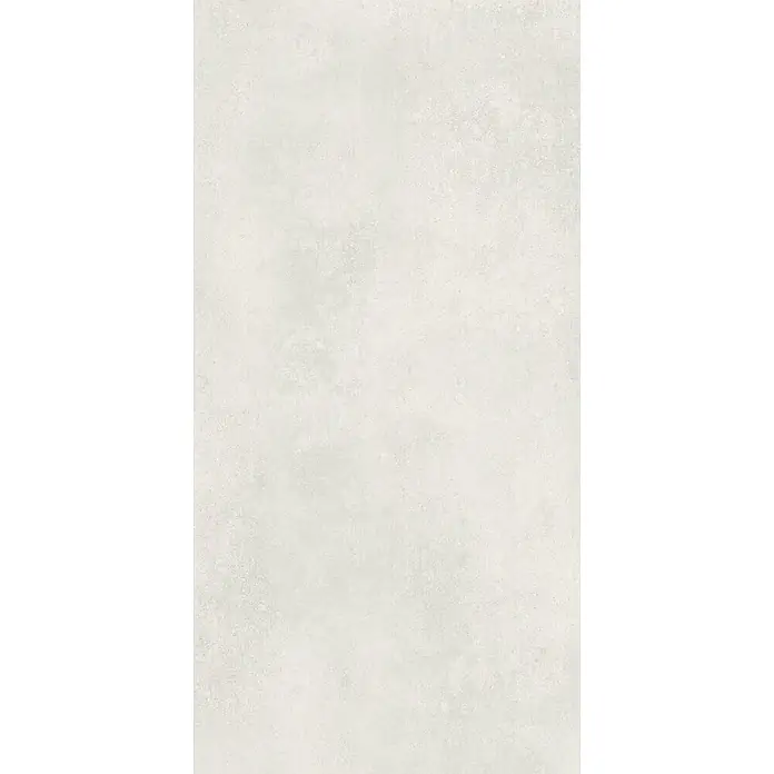 Feinsteinzeug in spachtelartiger weißer Harzoptik 60x120 - Ital. Fliesen -  - Hellgraue Beton- oder Steinoptik Oberfläche.