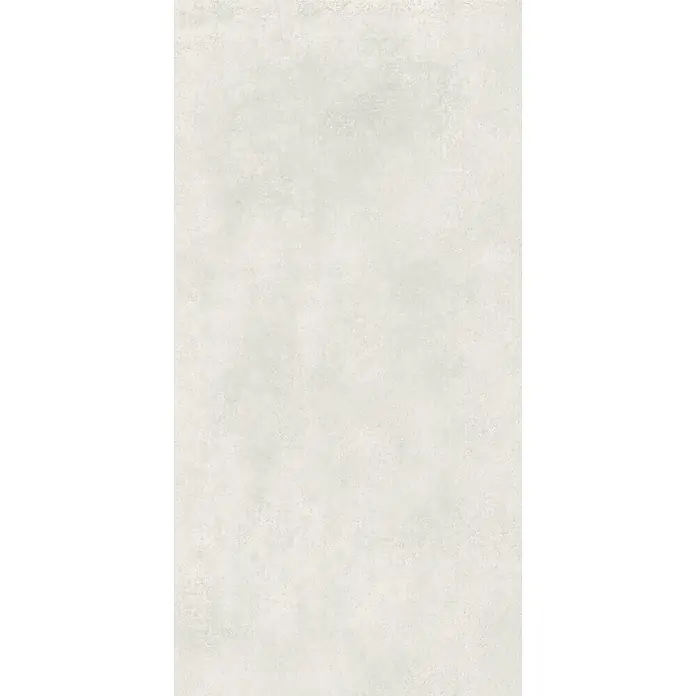 Feinsteinzeug in spachtelartiger weißer Harzoptik 60x120 - Ital. Fliesen -  - Hellgraue Betontextur mit feinen, subtilen Oberflächenvariationen.