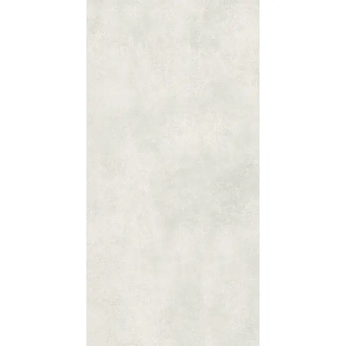 Feinsteinzeug in spachtelartiger weißer Harzoptik 60x120 - Ital. Fliesen -  - Hellgraue, texturierte matte Oberfläche mit dezenter Betonoptik, ideal für moderne Böden und Wände.