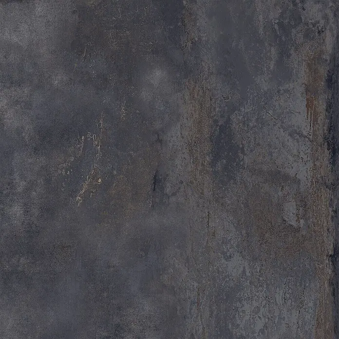 Feinsteinzeug in schwarzer Metalloptik 120x120 - Italienische Fliesen -  - Gealterte dunkle Metalloberfläche mit Bronze- und Rostakzenten, die eine industrielle Textur erzeugt.