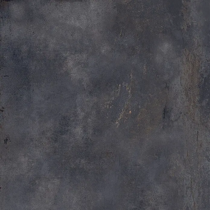 Feinsteinzeug in schwarzer Metalloptik 120x120 - Italienische Fliesen -  - Dunkle, texturierte graue Oberfläche mit rostähnlichen braunen Akzenten, wie verwittertes Metall oder Stein.