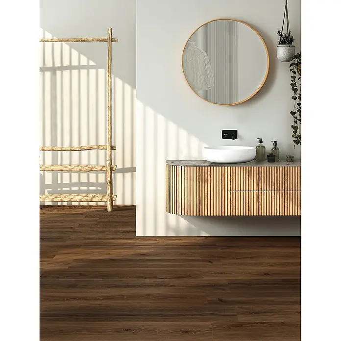 Feinsteinzeug in brauner Holzoptik 20x120 - Italienische Fliesen -  - Moderner schwebender gerippter Badwaschtisch aus Holz mit weißem Aufsatzwaschbecken und schwarzer Wandarmatur.